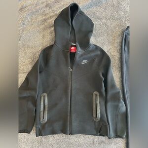Youth Nike tech. Boys size large. Black.